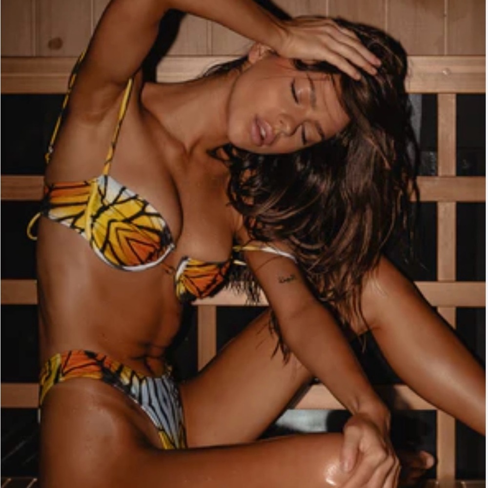 Monarch Butterfly Print Underwire Cheeky Bikini Set - Picture 6 of 10